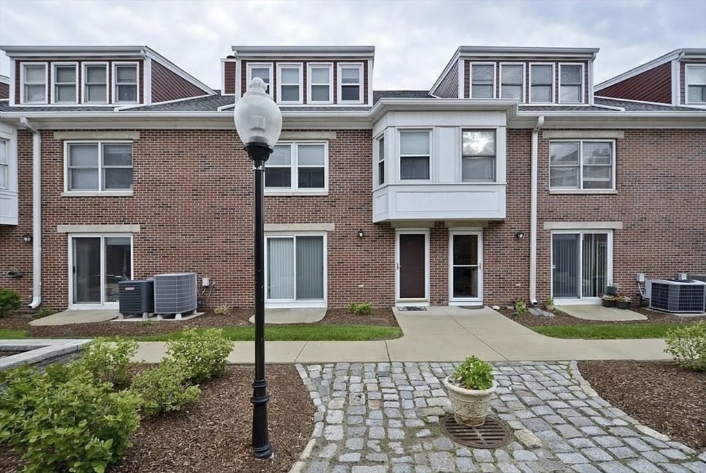 142 Quincy Shore Dr in Quincy, MA - Building Photo
