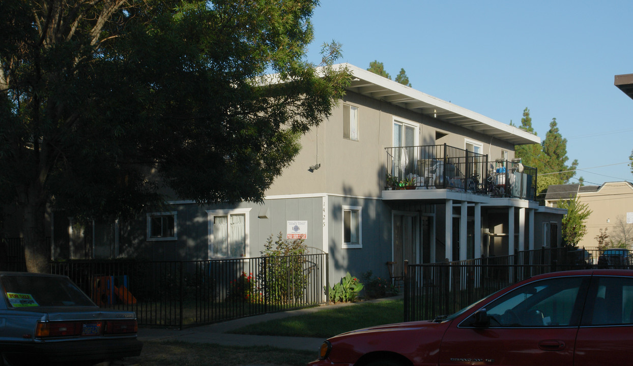 1425 Dubert Ln in San Jose, CA - Foto de edificio