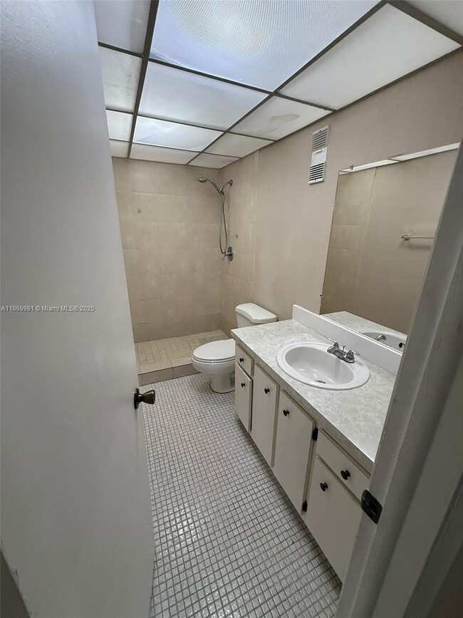 14250 SW 62nd St in Miami, FL - Foto de edificio - Building Photo