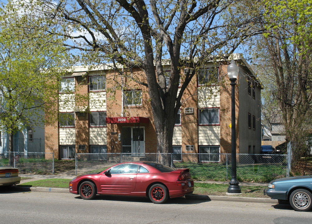 3220 Portland Ave in Minneapolis, MN - Building Photo