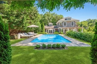 35 Harris Ln in Southampton, NY - Building Photo