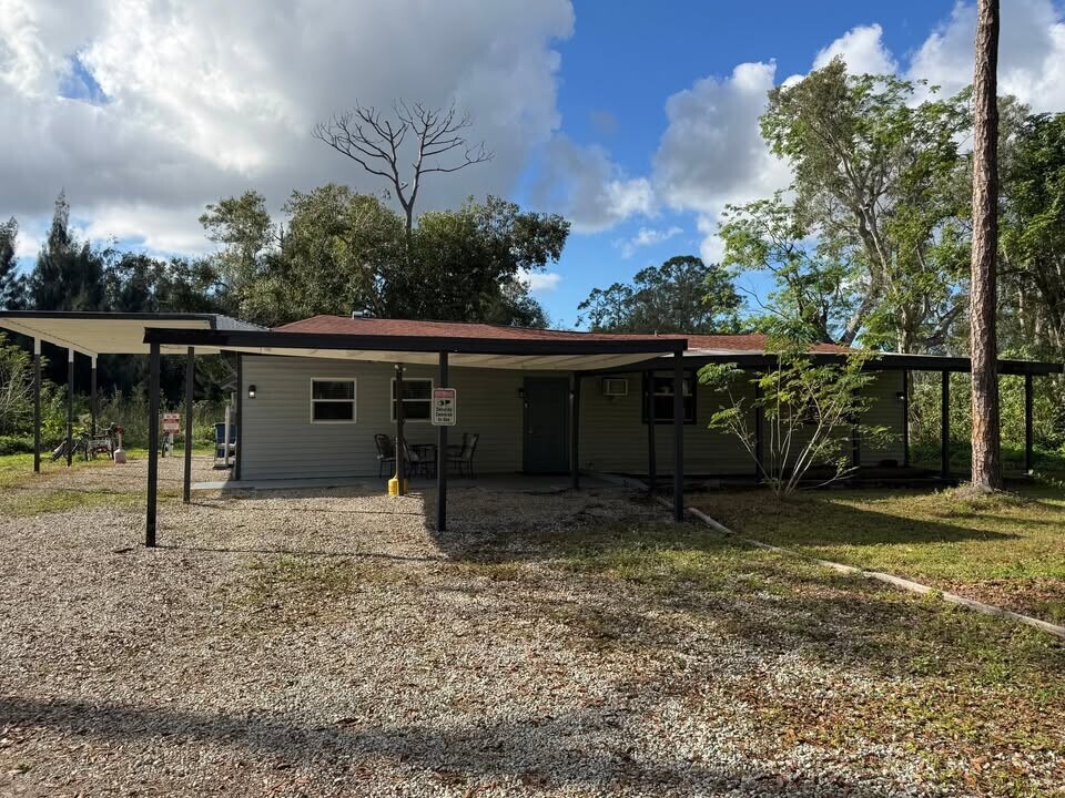 2737 Garden St in North Fort Myers, FL - Building Photo