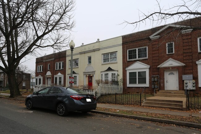 1204 Holbrook St Ne in Washington, DC - Foto de edificio - Building Photo