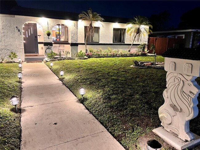 581 NW 185th St in Miami, FL - Building Photo - Building Photo