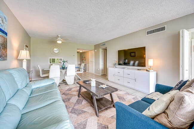 745 W Country Club Dr in Sarasota, FL - Building Photo - Building Photo