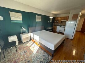 1110 Commonwealth Ave, Unit 501 in Boston, MA - Building Photo