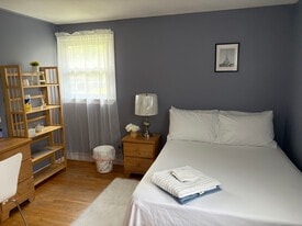 107 Robert Dr, Unit Room # 1 in Syracuse, NY - Building Photo