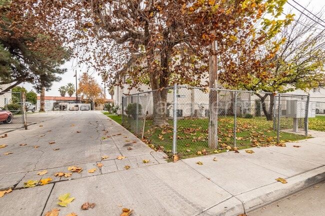808 Pershing St in Bakersfield, CA - Foto de edificio - Building Photo