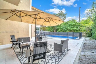 545 Forest View Cir in Dania Beach, FL - Building Photo - Building Photo