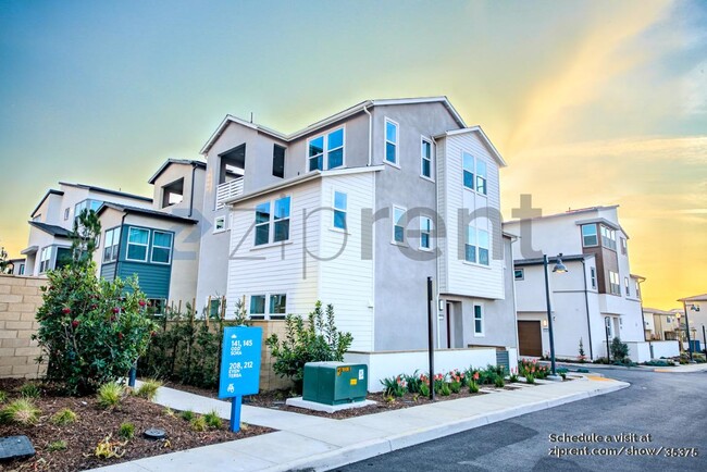 204 Yerba in Irvine, CA - Building Photo - Building Photo