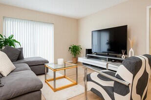 400 Kings Point Dr, Unit 408 in Sunny Isles Beach, FL - Building Photo