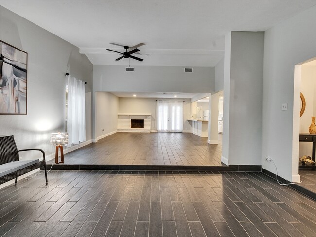 property at 2123 Quail Valley E Dr