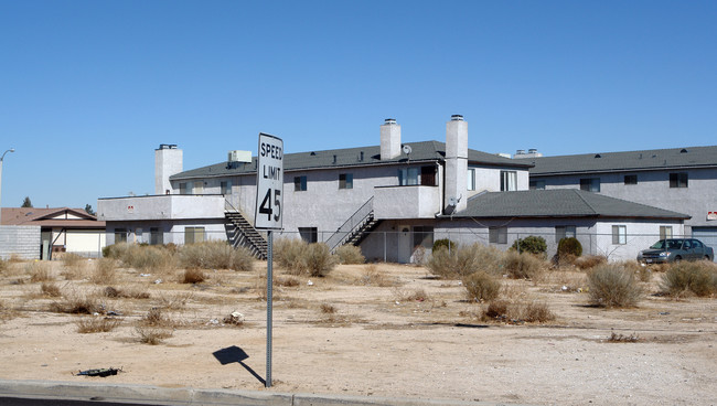 13729 Greenwood Pl in Victorville, CA - Building Photo - Building Photo