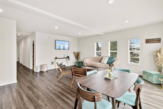 704 E Wright Ave in Tacoma, WA - Building Photo - Building Photo