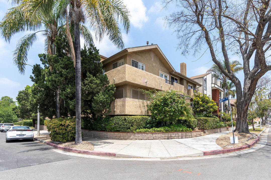 14161 Riverside Dr in Sherman Oaks, CA - Building Photo