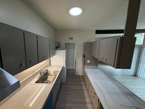 942 J St in Davis, CA - Foto de edificio - Building Photo