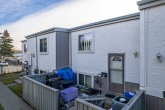 455 Huntsville Cres NW in Calgary, AB - Building Photo - Building Photo