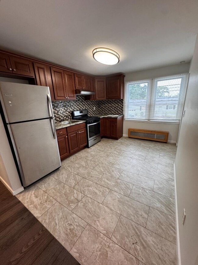 150 N Delaware Ave in Lindenhurst, NY - Building Photo - Building Photo