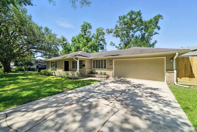 808 Carol St in Bellaire, TX - Building Photo - Building Photo