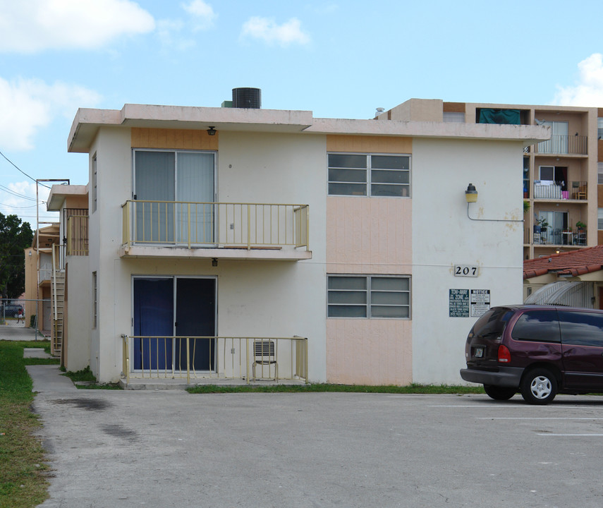 207 SW 18th Ave in Miami, FL - Foto de edificio