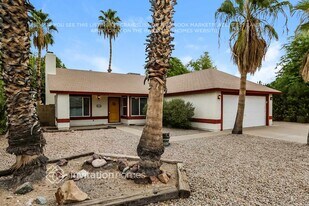 8126 W Sweetwater Ave in Peoria, AZ - Building Photo