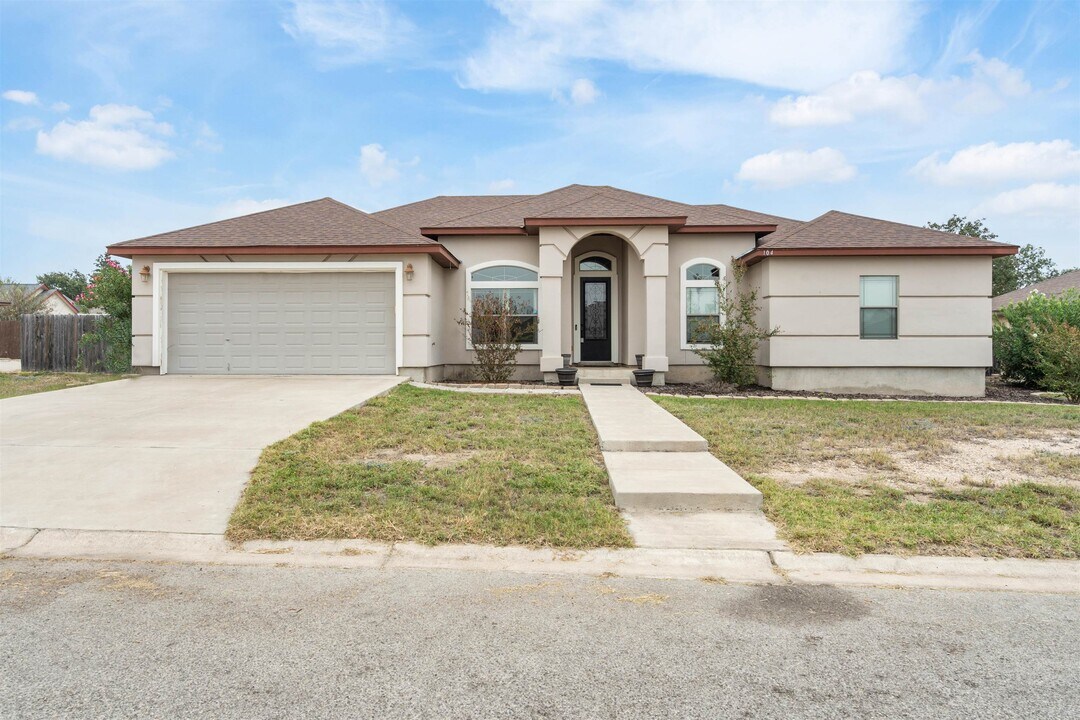 104 Running Bear Trail in Del Rio, TX - Building Photo