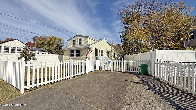 308 Marz Way in Keyport, NJ - Foto de edificio - Building Photo