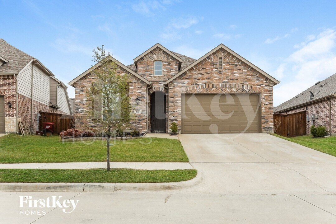 2107 Slow Stream Dr in Royse City, TX - Foto de edificio
