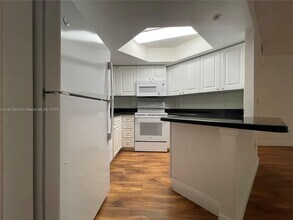 8373 Lake Dr in Doral, FL - Building Photo - Building Photo
