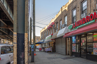 10707 Liberty Ave in Ozone Park, NY - Foto de edificio - Building Photo