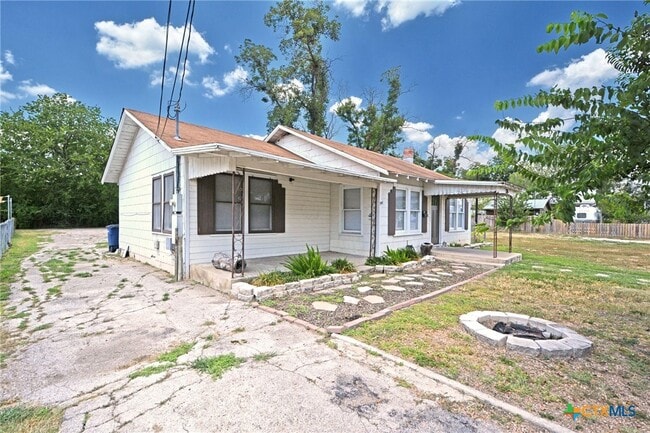365 E Faust St in New Braunfels, TX - Foto de edificio - Building Photo