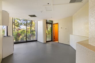 300 Wai Nani Way, Unit 111 in Honolulu, HI - Foto de edificio - Building Photo