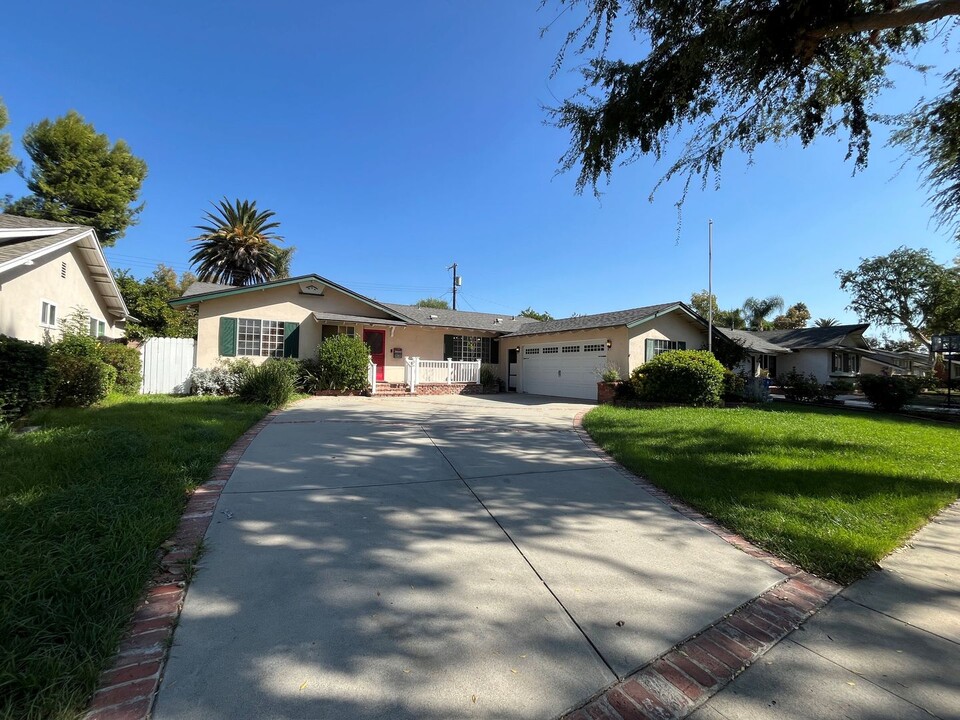 22323 Cantara St in Los Angeles, CA - Building Photo