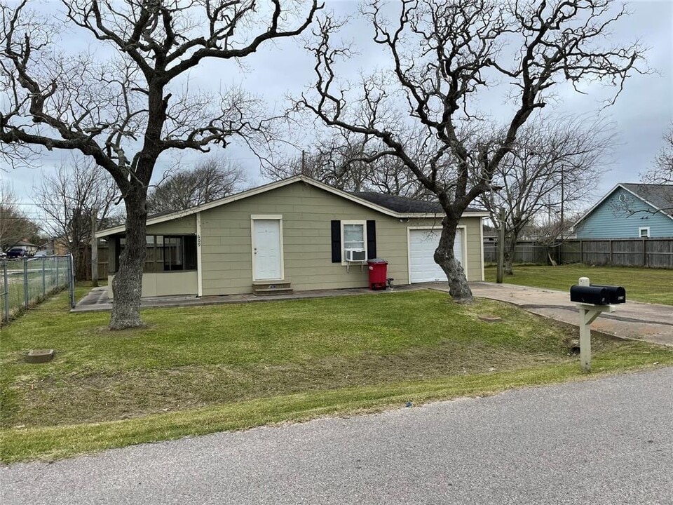 609 N Avenue D in Freeport, TX - Building Photo