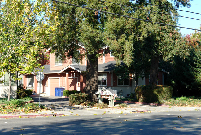 275 E Cotati Ave in Rohnert Park, CA - Building Photo - Building Photo