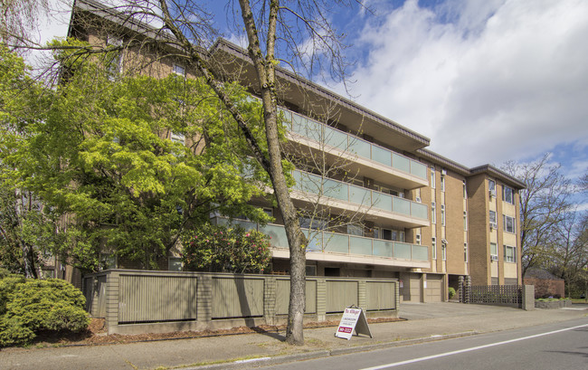 The Villager Apartments in Seattle, WA - Building Photo - Building Photo