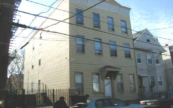 411 21st St in Union City, NJ - Building Photo - Building Photo