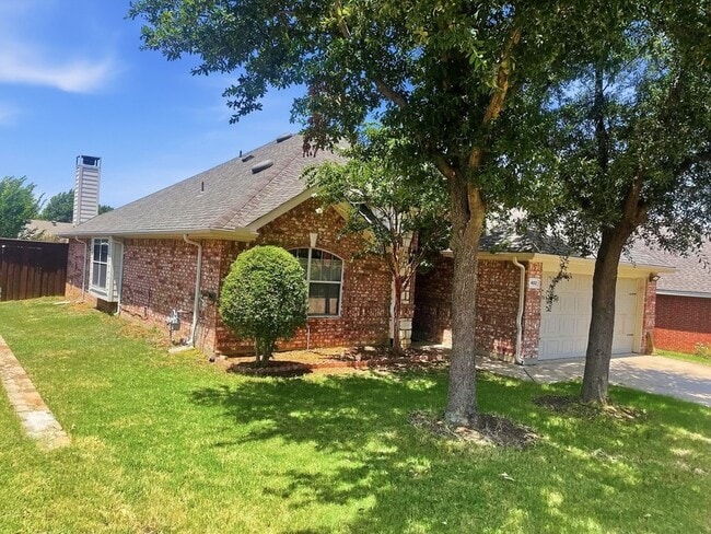 402 Calvary Dr in Euless, TX - Building Photo - Building Photo