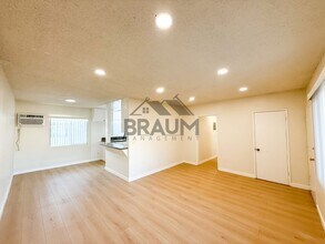 13115 Oxnard St in Los Angeles, CA - Foto de edificio - Building Photo