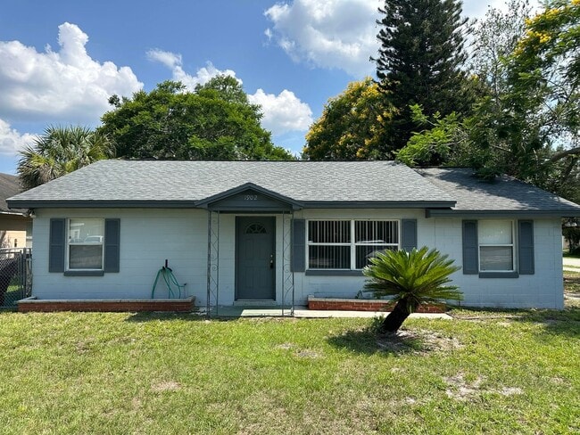1902 Azalea Ave