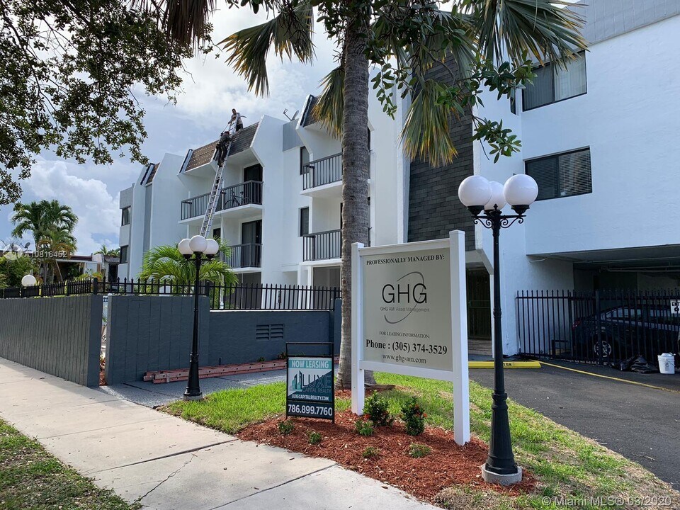 2345 NE 135th St-Unit -307 in North Miami, FL - Foto de edificio