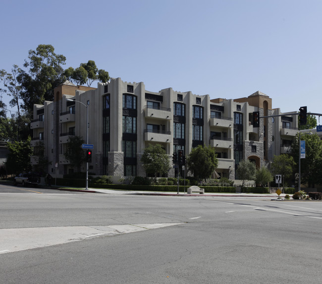 Toluca Lake in North Hollywood, CA - Building Photo - Building Photo