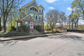 40 Maple Grove Ave in Norwich, CT - Building Photo - Building Photo