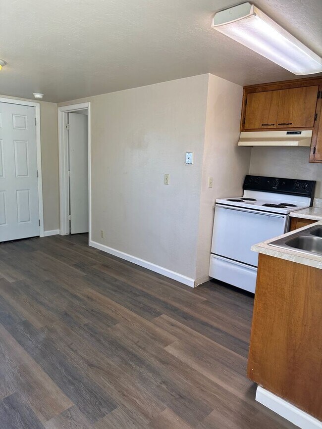 225 Vine St in Willows, CA - Building Photo - Building Photo