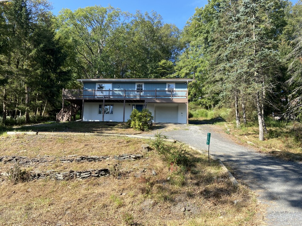 1027 Maple Lake Dr in Bushkill, PA - Building Photo