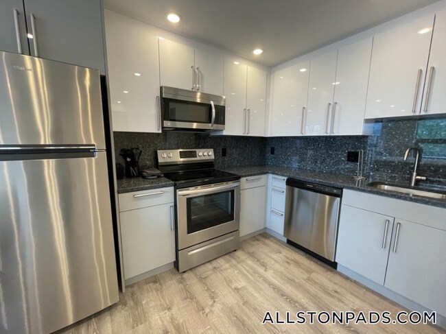 1028 Commonwealth Ave, Unit 305 in Boston, MA - Foto de edificio - Building Photo