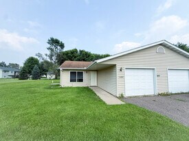 13289 39th Ave N in Lake Hallie, WI - Building Photo