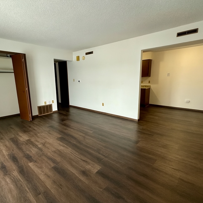 906 Cedar River Dr in Waverly, IA - Foto de edificio - Building Photo