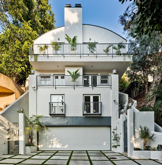 Luxury Hollywood Hills Retreat!