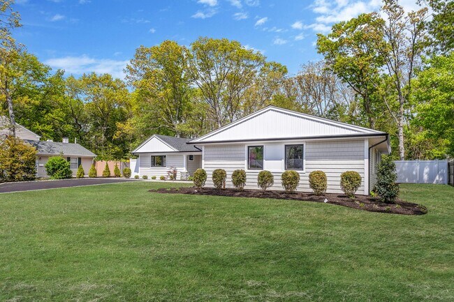 1335 Stony Brook Rd in Stony Brook, NY - Building Photo - Building Photo